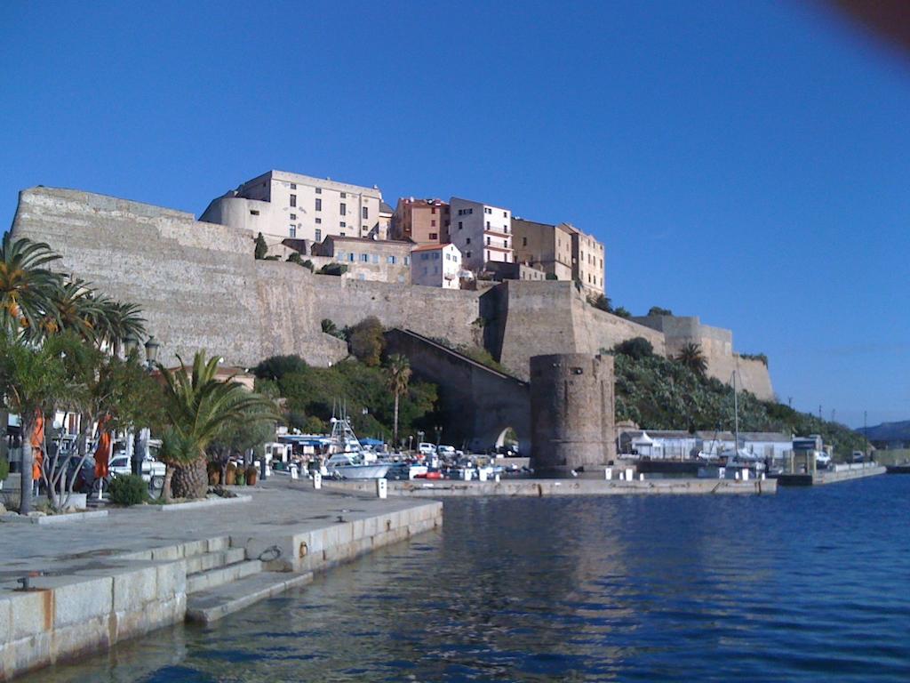 Residence Nayah-Maria Calvi  Kültér fotó